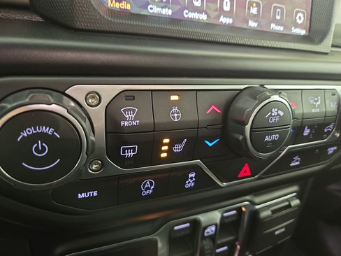 Used 2022 Jeep Wrangler Unlimited Sahara w/ LED Lighting Group image 26