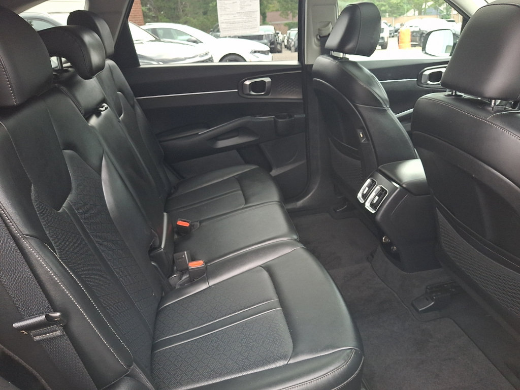 Used 2023 Kia Sorento S w/ Panoramic Sunroof Package FWD image 21