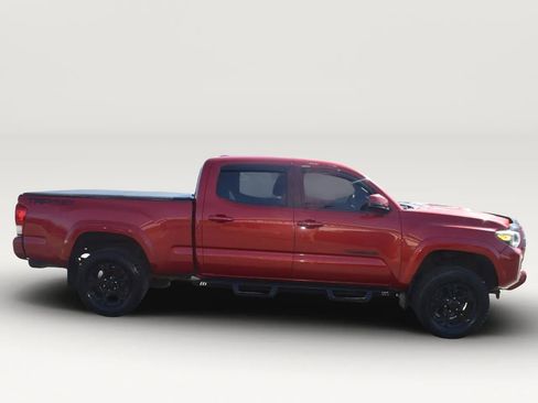 Used 2017 Toyota Tacoma TRD Sport image 10