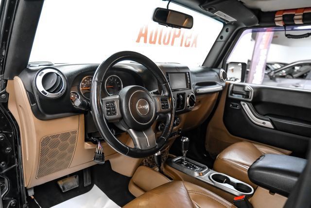 Used 2015 Jeep Wrangler Unlimited Sahara w/ Connectivity Group AWD/4WD image 3