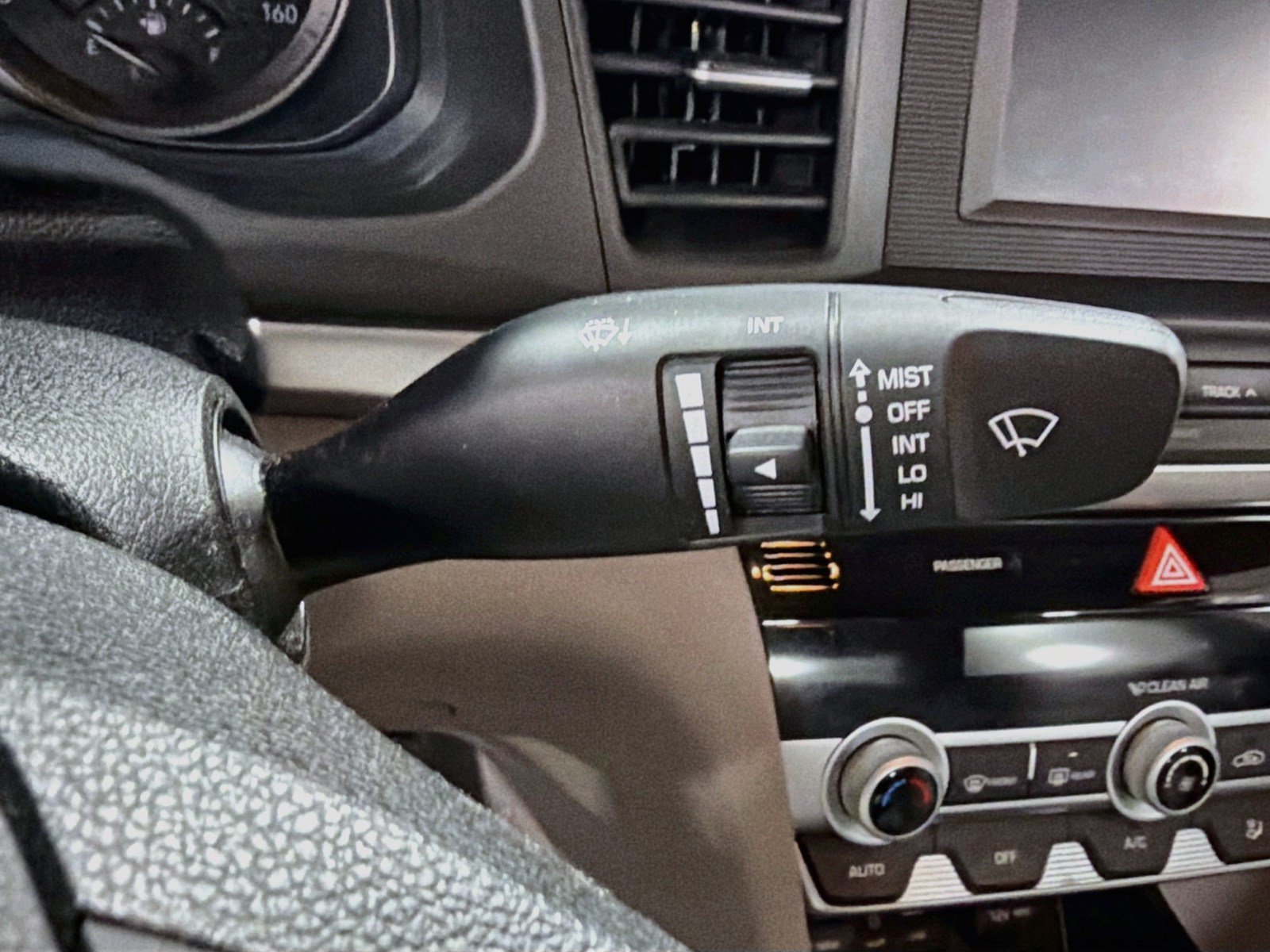 Used 2020 Hyundai Elantra SE FWD image 12