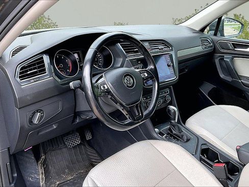 Used 2018 Volkswagen Tiguan SE w/ Panoramic Sunroof Package FWD image 16