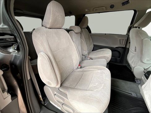 Used 2019 Toyota Sienna LE image 25