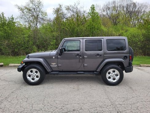 Used 2014 Jeep Wrangler Unlimited Sahara w/ Dual Top Group AWD/4WD image 3