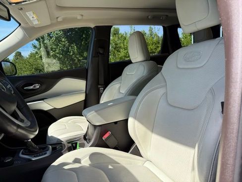 Used 2017 Jeep Cherokee Overland w/ Technology Group image 16