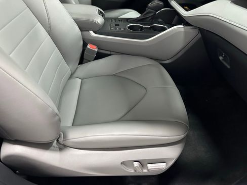 Used 2025 Toyota Highlander XLE image 65