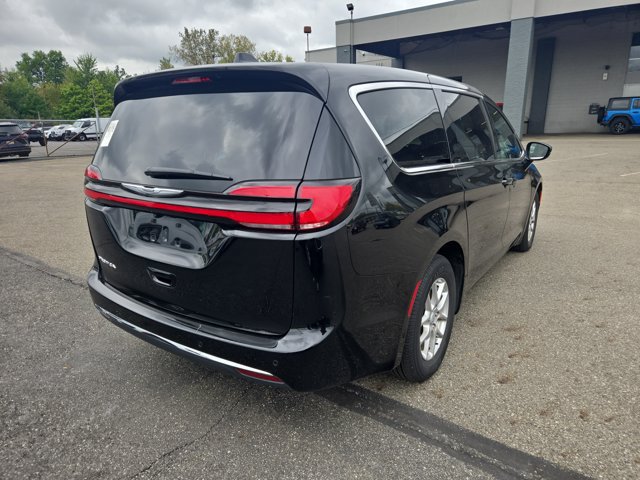 Used 2026 Chrysler Pacifica Select FWD image 5