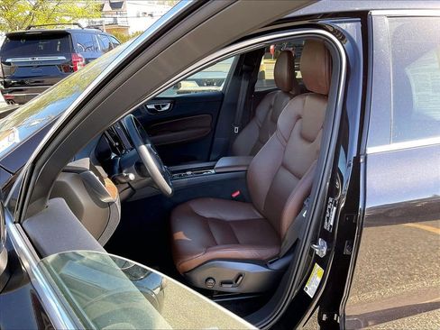 Used 2022 Volvo XC60 B5 Momentum w/ Climate Package AWD/4WD image 10