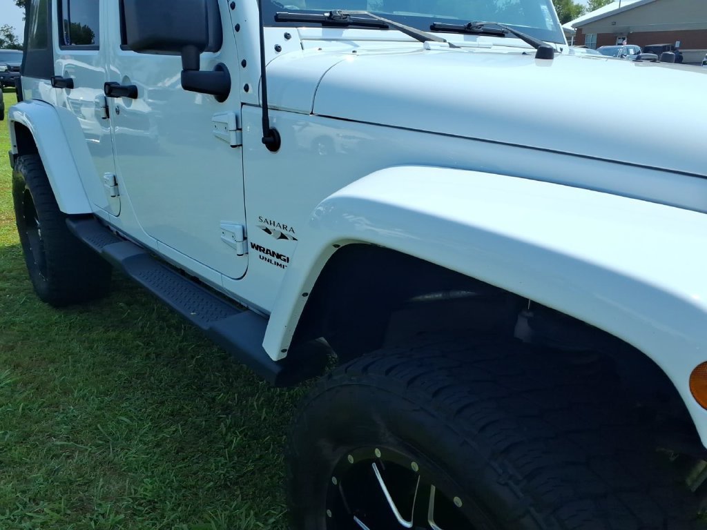 Used 2017 Jeep Wrangler Unlimited Sahara w/ Connectivity Group AWD/4WD image 17