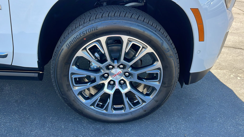New 2026 GMC Yukon Denali w/ Denali Reserve Package AWD/4WD image 9