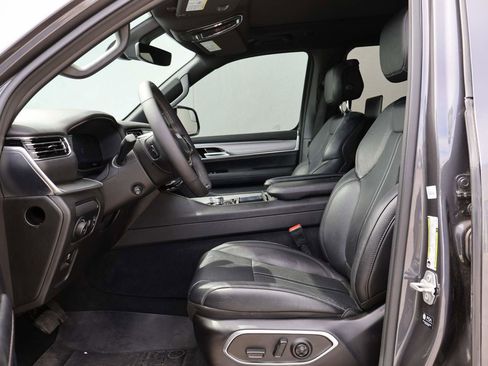 Used 2024 Jeep Wagoneer Series II RWD image 8