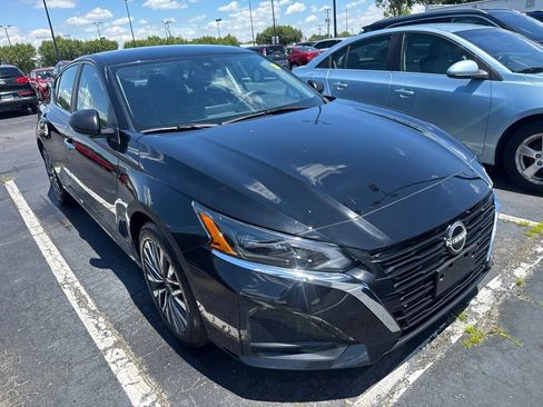 Used 2025 Nissan Altima 2.5 SV FWD image 2