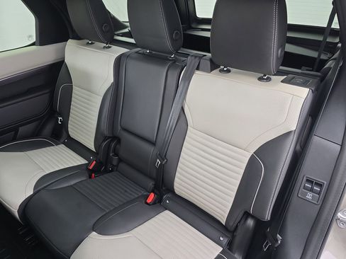 Certified 2024 Land Rover Discovery Metropolitan Edition image 14