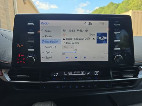 Used 2024 Toyota Sienna XSE FWD image 21