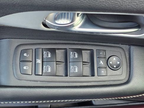 Used 2025 Chrysler Pacifica Limited image 13