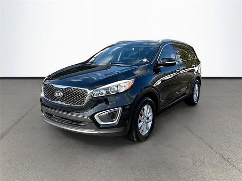 Used 2017 Kia Sorento LX image 3