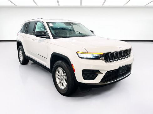 Used 2023 Jeep Grand Cherokee Laredo w/ Luxury Tech Group I RWD image 3
