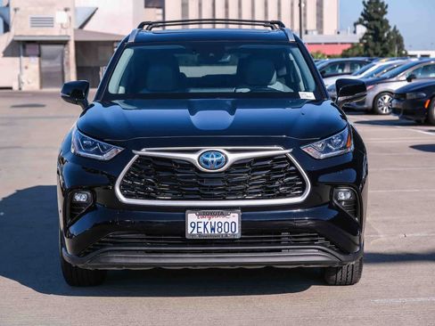 Used 2023 Toyota Highlander Bronze Edition FWD image 2