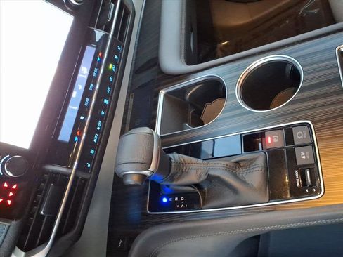 Used 2022 Toyota Sienna Limited image 17