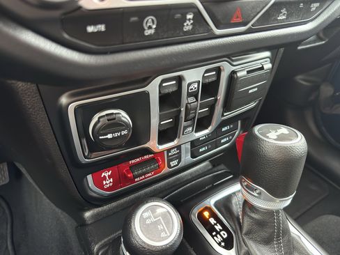 Used 2025 Jeep Wrangler Unlimited Rubicon w/ Convenience Group AWD/4WD image 19