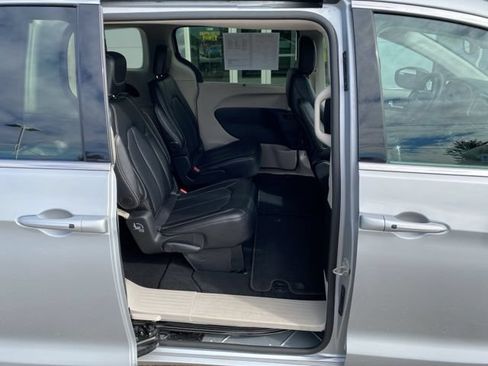 Used 2024 Chrysler Pacifica Touring-L FWD image 28