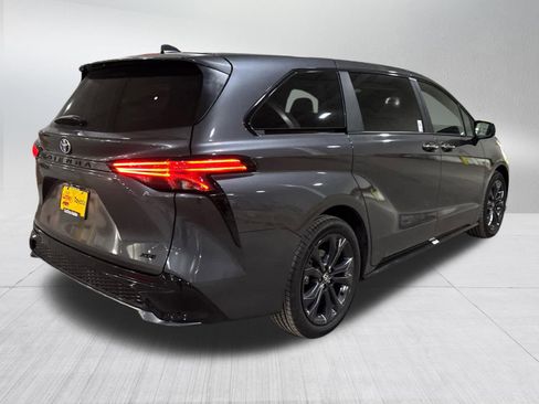 Used 2025 Toyota Sienna XSE image 6
