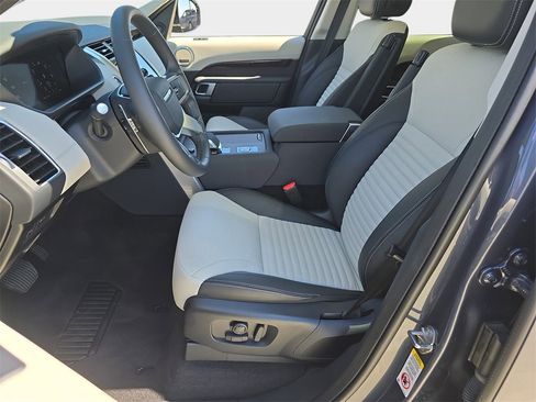 Certified 2025 Land Rover Discovery S image 17