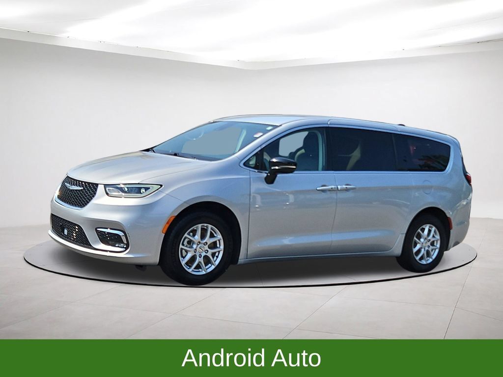 Used 2024 Chrysler Pacifica Touring-L FWD image 3