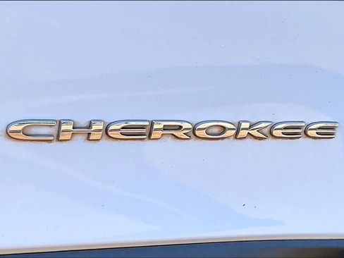 Used 2017 Jeep Cherokee Limited w/ Trailer Tow Group image 10