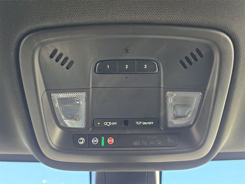 Used 2023 Chevrolet Traverse LT image 36