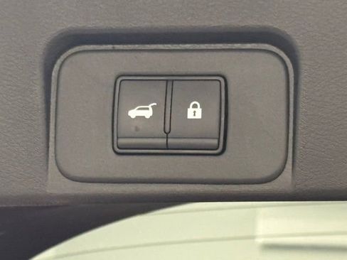 Used 2025 Nissan Rogue SV image 8