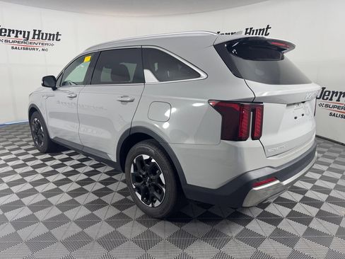 Used 2024 Kia Sorento S w/ Panoramic Sunroof Package FWD image 8