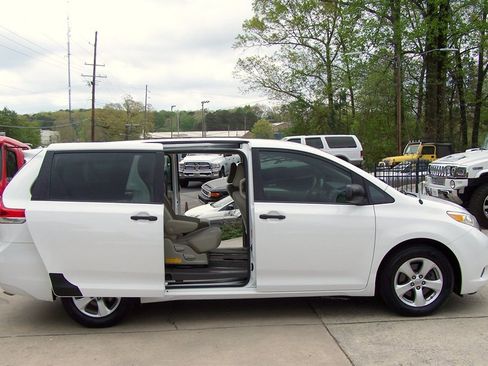 Used 2013 Toyota Sienna L FWD image 30