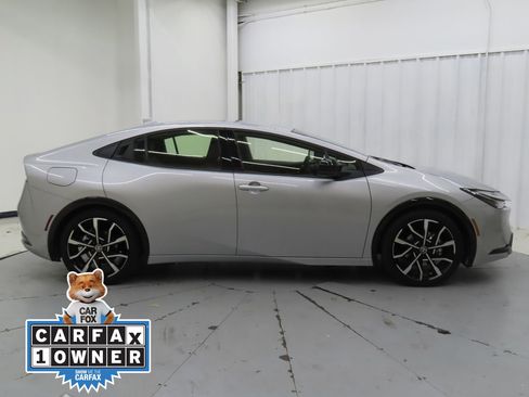 Used 2025 Toyota Prius Plug-In Hybrid image 2