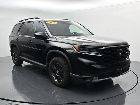 Used 2025 Honda Pilot TrailSport image 2