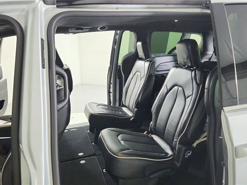 Used 2026 Chrysler Pacifica Limited FWD image 18
