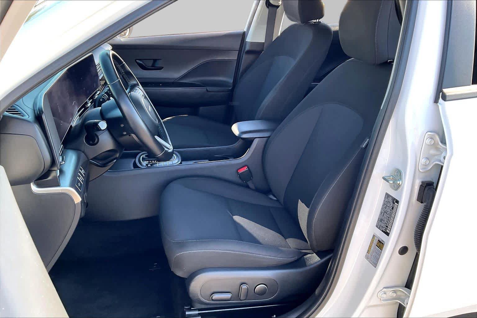 Used 2025 Hyundai Kona SEL FWD image 8