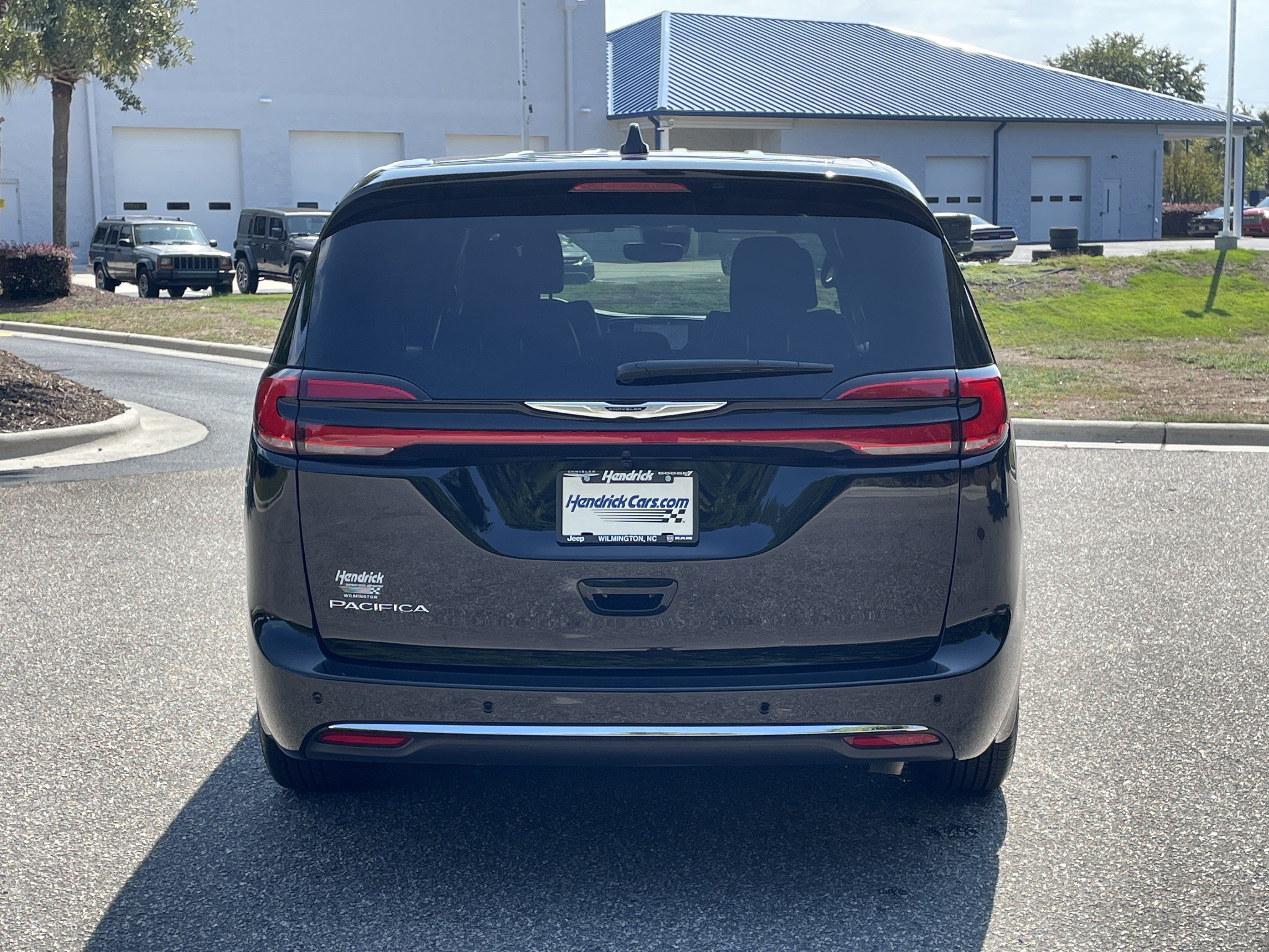 Used 2026 Chrysler Pacifica Select FWD image 8
