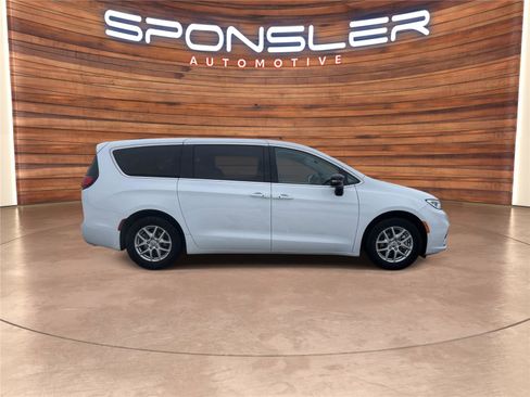 Used 2024 Chrysler Pacifica Touring-L image 7