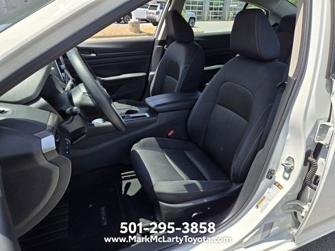 Used 2025 Nissan Altima 2.5 SV FWD image 9