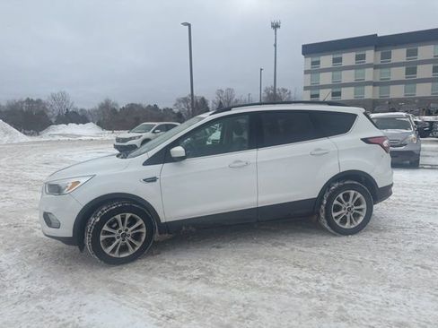 Used 2018 Ford Escape SE image 2