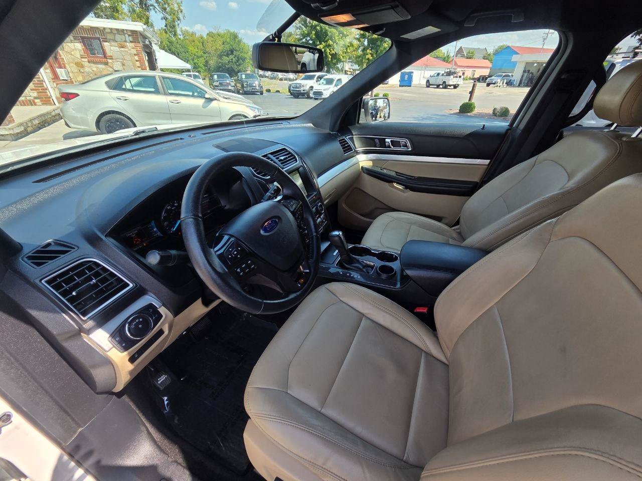 Used 2017 Ford Explorer XLT w/ Equipment Group 202A FWD image 12