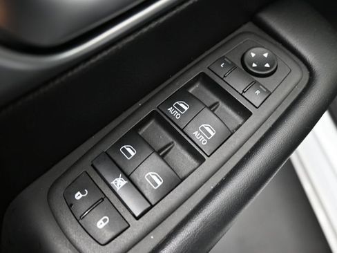 Used 2022 Chrysler Pacifica Touring-L w/ S Appearance Package AWD/4WD image 14