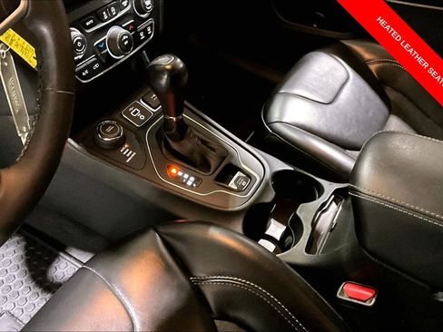 Used 2022 Jeep Cherokee Latitude AWD/4WD image 16