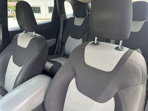 Used 2014 Jeep Cherokee Latitude w/ Comfort/Convenience Group FWD image 19