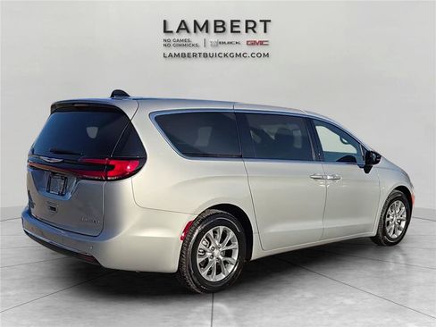 Used 2026 Chrysler Pacifica Limited image 6