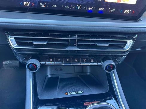 Used 2025 Chevrolet Traverse LT image 28