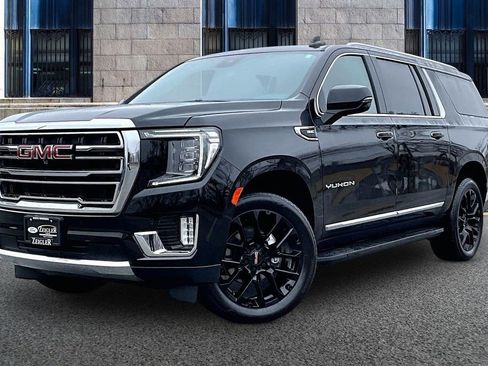 Used 2023 GMC Yukon XL SLT w/ SLT Premium Package image 2