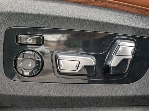 Used 2025 BMW X7 M60i w/ M Sport Professional Package image 21
