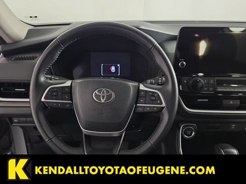Used 2025 Toyota Grand Highlander AWD image 13